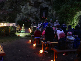 Waldadvent in der Fatima-Grotte (© Karl-Franz Thiede)